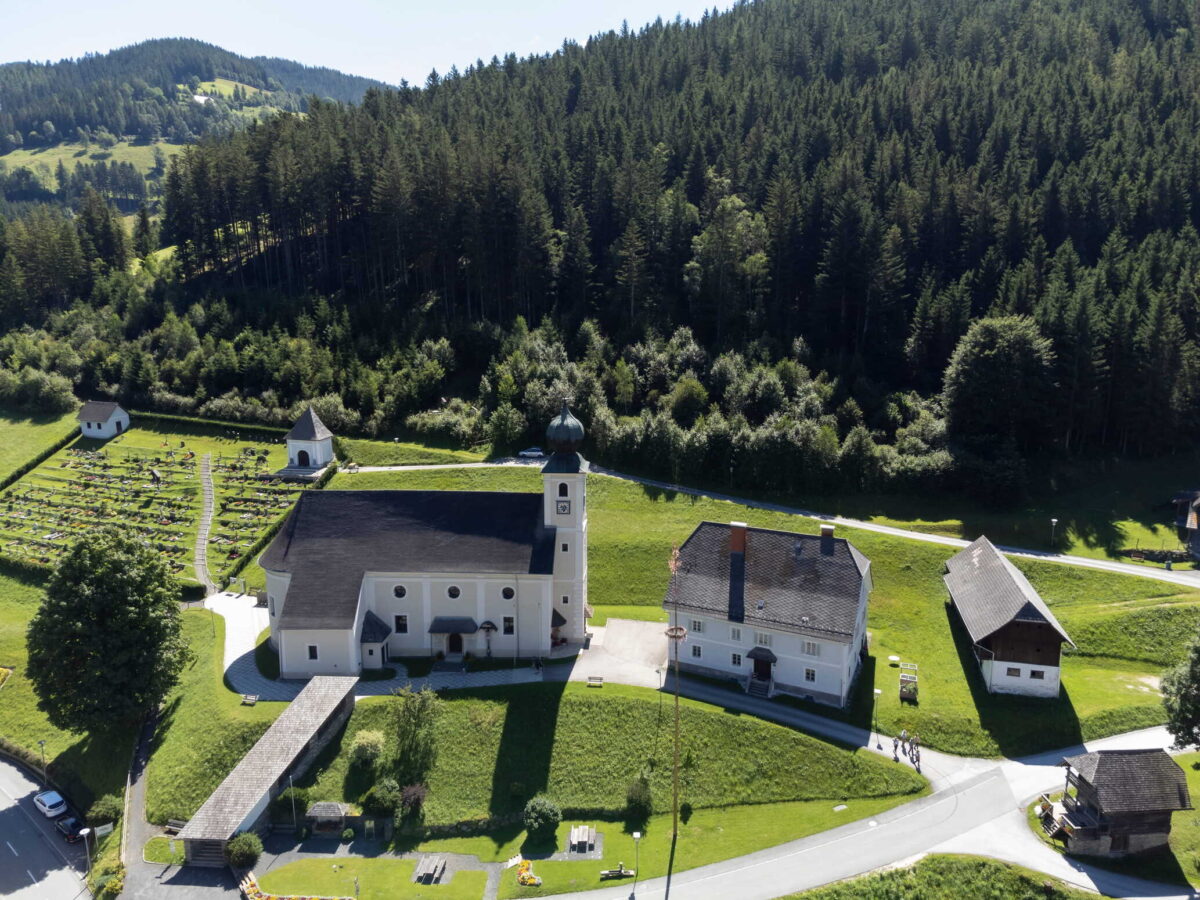 Gasner Pfarrkirche Drohnenaufnahme